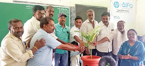 ಹನಗೋಡು ಹೋಬಳಿಯ ಕಚುವಿನಹಳ್ಳಿ ಗ್ರಾಮದ ಆಯುಷ್ಮಾನ್ ಆರೋಗ್ಯ ಕೇಚಿದ್ರದಲ್ಲಿ ನಡೆದ ಜನ ಆರೋಗ್ಯ ಸಮಿತಿ ಸಭೆಯಲ್ಲಿ ಮನವಿ ಪತ್ರ ಸಲ್ಲಿಸಿದ ಜನಆರೋಗ್ಯ ಸಮಿತಿ ಸದಸ್ಯರು. ಡಾ ಸುನಂದ, ಮಹದೆವ್, ಕೆ ಎಸ್ ಆನಂದ್ ಸೇರಿದಂತೆ ಸಮಿತಿ ಸದಸ್ಯರು ಇದ್ದಾರೆ.