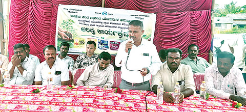 ಸಾಲಿಗ್ರಾಮ ತಾಲೂಕಿನ ಮುಂಜನಹಳ್ಳಿ ಗ್ರಾಮ ಪಂಚಾಯಿತಿ ಆವರಣದಲ್ಲಿ ಗುರುವಾರ ಆಯೋಜಿಸಿದ್ದ ಪಂಚ ಗ್ಯಾರಂಟಿ ಯೋಜನೆಗಳ ಅರಿವು ಕಾರ್ಯಕ್ರಮದಲ್ಲಿ ಸಮಿತಿಯ ತಾಲೂಕು ಅಧ್ಯಕ್ಷ ಉದಯ್ ಶಂಕರ್ ಮಾತನಾಡಿದರು. ವಾಸಿಂ ಪಾಷ, ಚಿಕ್ಕಹನಸೋಗೆ ಮೂರ್ತಿ, ಮಹದೇವನಾಯಕ, ಮಹಾಲಿಂಗಪ್ಪ, ಅನಿಲ್, ಮೋಹನ್, ನಂದೀಶ್, ಸ್ವಾಮಿ ನಾಯಕ ಇತರರಿದ್ದರು.