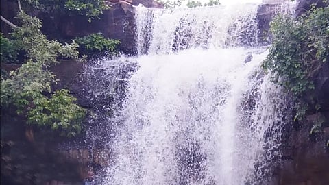 ಹನುಮಸಾಗರ ಸಮೀಪದ ಕಪಿಲತೀರ್ಥ ಜಲಪಾತದಲ್ಲಿ ನೀರು ಧುಮ್ಮಿಕುತ್ತಿರುವುದು.