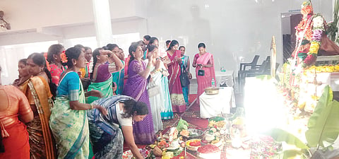 ಅರಕಲಗೂಡಿನಲ್ಲಿ ಶುಕ್ರವಾರ ಆಯೋಜಿಸಿದ್ದ ಸಾಮೂಹಿಕ ವರಮಹಾಲಕ್ಷ್ಮೀ ಪೂಜೆ ಕಾರ್ಯಕ್ರಮದಲ್ಲಿ ಮಹಿಳೆಯರು ಪೂಜೆ ಸಲ್ಲಿಸಿದರು.