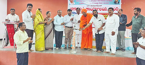 ಇಂಡಿ ನಗರದ ಡಾ. ಬಾಬು ಜಗಜೀವನರಾಮ ಭವನದಲ್ಲಿ ನಡೆದ ಪೌರ ಕಾರ್ಮಿಕರ ದಿನಾಚರಣೆಯನ್ನು ತಹಸೀಲ್ದಾರ್ ನಾಗೇಂದ್ರ ಕೋಳಶೆಟ್ಟಿ ಉದ್ಘಾಟಿಸಿದರು. ಶಿವಾನಂದ ಪೂಜಾರಿ, ಸ್ವರೂಪಾನಂದ ಶ್ರೀಗಳು, ಶಬ್ಬೀರ ಖಾಜಿ, ರೇಣುಕಾ ಉಟಗಿ, ಭೀಮಾಶಂಕರ ಮೂರಮನ, ಶ್ರೀಶೈಲ ಪೂಜಾರಿ ಇತರರಿದ್ದರು.