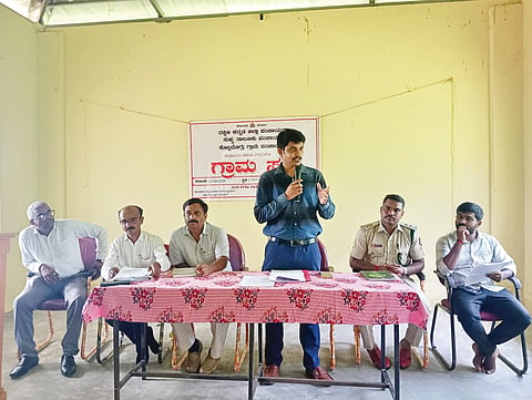 ಕಸ್ತೂರಿ ರಂಗನ್ ವರದಿಗೆ ಸಂಬಂಧಿಸಿ ಕೊಲ್ಲಮೊಗ್ರು ಗ್ರಾಪಂಯಲ್ಲಿ ವಿಶೇಷ ಗ್ರಾಮಸಭೆ ನಡೆಯಿತು. ಪೂವಯ್ಯ, ಚೇತನ್, ಮಧು, ಸದಾಶಿವ, ಚೆನ್ನಪ್ಪ ನಾಯ್ಕ, ಸೋಮಶೇಖರ ಕಟ್ಟೆಮನೆ ಉಪಸ್ಥಿತರಿದ್ದರು.