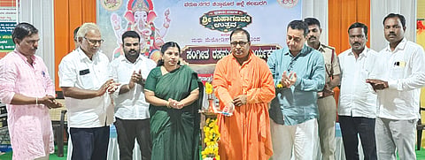 ಚಿತ್ತಾಪುರ ಪಟ್ಟಣದ ವರುಣ ನಗರದ ಶೀ ಶರಣಬಸವೇಶ್ವರ ದೇವಸ್ಥಾನದಲ್ಲಿ ಶೀ ಮಹಾಗಣಪತಿ ಉತ್ಸವ ಮಂಡಳಿವತಿಯಿಂದ ಬುಧವಾರ ಸಂಜೆ ಹಮ್ಮಿಕೊಂಡಿದ್ದ ಪ್ರಥಮ ವರ್ಷದ ಶೀ ಮಹಾಗಣಪತಿ ಉತ್ಸವ ಹಾಗೂ ಸಂಗೀತ ರಸಮಂಜರಿ ಕಾರ್ಯಕ್ರಮವನ್ನು ದೇವಸ್ಥಾನ ಟ್ರಸ್ಟ್ ಅಧ್ಯಕ್ಷ ವಿಜಯಕುಮಾರ್ ದೇಶಮುಖ್ ಉದ್ಘಾಟಿಸಿದರು. ಕಂಬಳೇಶ್ವರ ಶ್ರೀ ಭಾರತಿ ದಂಡೋತಿ, ಮೈಪಾಲ್ ಮೂಲಿಮನಿ, ಬಸವರಾಜಗೌಡ ಮಾಲಿ ಪಾಟೀಲ್, ನಾಗರಾಜ ನಾಯಕ್ ಇದ್ದರು.