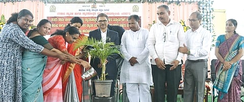 ಯಾದಗಿರಿ ಸರ್ಕಾರಿ ಪದವಿ ಮಹಾವಿದ್ಯಾಲಯಲ್ಲಿ ಶುಕ್ರವಾರ ಆಯೋಜಸಿದ್ದ ಪ್ರಸಕ್ತ ಸಾಲಿನ ವಿವಿಧ ಚಟುವಟಿಕೆಯನ್ನು ನಿವೃತ್ತ ಪ್ರಾಧ್ಯಾಪಕ ವೆಂಕಣ್ಣ ಡೊಣ್ಣೆಗೌಡ್ರು ಉದ್ಘಾಟಿಸಿದರು. ಪ್ರಾಧ್ಯಾಪಕಿ ಡಾ.ಜ್ಯೋತಿಲತಾ ತಡಿಬಿಡಿಮಠ, ಪ್ರಾಚಾರ್ಯ ಡಾ.ಸುಭಾಷಚಂದ್ರ ಕೌಲಗಿ, ಪ್ರಹ್ಲಾದ ಜೋಷಿ, ಡಾ.ಗುರುಲಿಂಗಪ್ಪ, ಕವಿತಾ.ಕೆ, ಪಂಪಾಪತಿರೆಡ್ಡಿ ಪಾಟೀಲ್, ಡಾ.ಬಸವಪ್ರಸಾದ, ಡಾ.ಉಮೇಶ ತೇಜಪ್ಪ, ಡಾ.ಚಂದ್ರಶೇಖರ ಕೊಂಕಲ್, ಡಾ.ಜಯಶ್ರೀಬಿ.ಶೆಟ್ಟಿ ಇತರರಿದ್ದರು.
