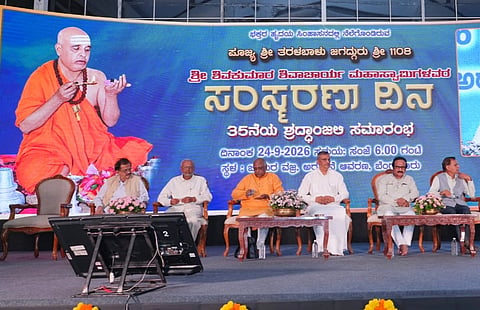 Former ministers B.L. Shankar, H.K. Patil, and B.C. Patil, along with Dr. Siddayya (former Secretary of the Taralabalu Education Institution) and others, participated in the 35th commemoration ceremony of the late Taralabalu Senior Jagadguru Sri Shivakumara Shivacharya Swamiji.