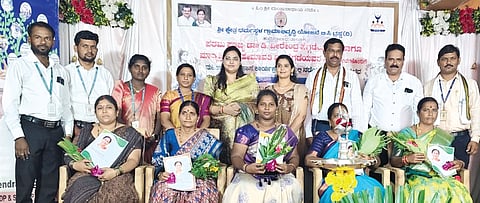 ಹುಮನಾಬಾದ್ನಲ್ಲಿ ಧರ್ಮಸ್ಥಳ ಗ್ರಾಮಾಭಿವೃದ್ಧಿ ಯೋಜನೆಯಡಿ ಗುರುವಾರ ಏರ್ಪಡಿಸಿದ್ದ ಮಹಿಳಾ ವಿಚಾರ ಗೋಷ್ಠಿಯಲ್ಲಿ ಸಾಧಕಿಯರನ್ನು ಸನ್ಮಾನಿಸಲಾಯಿತು. ತಾಪಂ ಇಒ ದೀಪಿಕಾ ನಾಯ್ಕರ್, ಮಹಾಲಕ್ಷ್ಮೀ ಪಾಟೀಲ್, ಡಾ.ರೂಪಲತಾ ಐನಾಪುರೆ, ದಿನೇಶ್ ಪೂಜಾರಿ ಇತರರಿದ್ದರು.