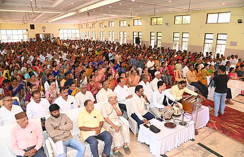 ಹುಬ್ಬಳ್ಳಿಯಲ್ಲಿ ಭಾನುವಾರ ಏರ್ಪಡಿಸಿದ್ದ ‘ಮನಃಶಾಂತಿ ವೈಭವ’ ಕಾರ್ಯಕ್ರಮದಲ್ಲಿ 1800ಕ್ಕೂ ಹೆಚ್ಚಿನ ಭಕ್ತರು ಇದ್ದರು.