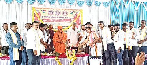 ಪಿರಿಯಾಪಟ್ಟಣ ತಾಲೂಕಿನ ರಾವಂದೂರಿನಲ್ಲಿ ಪ್ರಥಮ ವರ್ಷದ ವಿಶ್ವಕರ್ಮ ಜಯಂತ್ಯುತ್ಸವ ಕಾರ್ಯಕ್ರಮವನ್ನು ಶಾಸಕ ಕೆ. ವೆಂಕಟೇಶ್ ಹಾಗೂ ಮುರುಘಾ ಮಠದ ಮೋಕ್ಷಪತಿ ಸ್ವಾಮೀಜಿ ಉದ್ಘಾಟಿಸಿದರು.