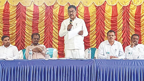 ಅಗರ ಗ್ರಾಮದ ಟಿ.ಎಸ್.ಸುಬ್ಬಣ್ಣ ಪ್ರೌಢಶಾಲೆ ಆವರಣದಲ್ಲಿ ಆಯೋಜಿಸಿದ್ದ ಸಂವಾದ ಕಾರ್ಯಕ್ರಮದಲ್ಲಿ ಶಾಸಕ ಎ.ಆರ್. ಕೃಷ್ಣಮೂರ್ತಿ ಮಾತನಾಡಿದರು. ಎಚ್.ವಿ. ಚಂದ್ರು, ಜೆ.ಯೋಗೇಶ್, ವೀರಭದ್ರಯ್ಯ ಇತರರಿದ್ದರು