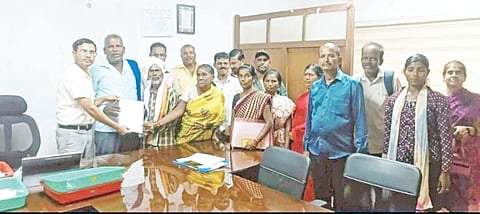 ವಿವಿಧ ಬೇಡಿಕೆಗಳ ಈಡೇರಿಸಲು ಆಗ್ರಹಿಸಿ ದಲಿತ ಸಂಘರ್ಷ ಸಮಿತಿ ಸದಸ್ಯರು ಹುಣಸೂರು ನಗರದ ಸೆಸ್ಕ್ ಇಇ ಕಲೀಂ ಅಹಮದ್ ಅವರಿಗೆ ಮನವಿ ಸಲ್ಲಿಸಿದರು. ನಿಂಗರಾಜ ಮಲ್ಲಾಡಿ, ಬಲ್ಲೇನಹಳ್ಳಿ ಕೆಂಪರಾಜು, ರಾಮನಾಯಕ, ಮಂಜುಳಮ್ಮ, ಕಸ್ತೂರಿ, ಮಾಲ, ಜಾನು ಇತರರಿದ್ದರು.