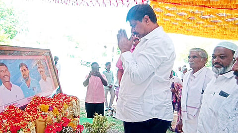 ಮರಿಯಮಂಗಲ ಚರ್ಚ್ನಲ್ಲಿ ಆಯೋಜಿಸಿದ್ದ ಪುಣ್ಯಸ್ಮರಣೆ ಕಾರ್ಯಕ್ರಮದಲ್ಲಿ ಶಾಸಕ ಎಂ.ಆರ್ ಮಂಜುನಾಥ್ ಮೃತರ ಭಾವಚಿತ್ರಕ್ಕೆ ಪುಷ್ಪನಮನ ಸಲ್ಲಿಸಿದರು. ಪ್ರಕಾಶ್, ಜಾನ್ಪೌಲ್, ರಾಜಣ್ಣ ಇತರರಿದ್ದರು.