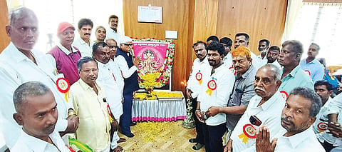 ತಿ.ನರಸೀಪುರ ಪಟ್ಟಣದ ಪುರಸಭೆ ಸಭಾಂಗಣದಲ್ಲಿ ಇತ್ತೀಚೆಗೆ ಶ್ರೀ ವಿಶ್ವಕರ್ಮ ಜಯಂತಿಯನ್ನು ಆಚರಿಸಲಾಯಿತು. ಪಿ.ಸುಜ್ಞಾನಮೂರ್ತಿ, ಡಾ.ಎಚ್.ವಿ.ಉದಯ್ಕುಮಾರ್, ಟಿ.ಜಿ.ಸುರೇಶಾಚಾರ್, ಎ.ಎನ್.ಸ್ವಾಮಿ, ಪಿ.ಪ್ರಭಾಕರ್, ಸಿದ್ದಪ್ಪಾಜಿ, ಮಹೇಶ್ಕುಮಾರ್ ಇತರರು ಇದ್ದರು.