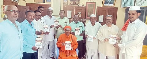 ರಬಕವಿ/ಬನಹಟ್ಟಿ: ಬೆಡಗಿನ ವಚನಕಾರ ಶ್ರೀ ಕಾಡಸಿದ್ಧೇಶ್ವರರ ಜಾತ್ರೆ ಸೆ.29ರಿಂದ ಅ.1 ರವರೆಗೆ ನಡೆಯಲಿದೆ ಎಂದು ಮಂಗಳವಾರ ಪೇಟೆಯ ದೈವ ಮಂಡಳಿಯ ಕಾರ್ಯಾಧ್ಯಕ್ಷ ಶ್ರೀಶೈಲ ಧಬಾಡಿ ತಿಳಿಸಿದರು.
ಭಾನುವಾರ ಬನಹಟ್ಟಿಯ ದೈವ ಮಂಡಳಿಯ ಕಾರ್ಯಾಲಯದಲ್ಲಿ ಹಮ್ಮಿಕೊಂಡ ಪೂರ್ವಭಾವಿ ಸಭೆಯಲ್ಲಿ ಮಾತನಾಡಿದ ಅವರು, ಜಾತ್ರೆಯ ಅಂಗವಾಗಿ ಭಾನುವಾರ ಮತ್ತು ಸೋಮವಾರ ಎರಡು ದಿನಗಳ ಕಾಲ ಉಚ್ಛಾಯಿ ರಥೋತ್ಸವ ನಡೆಯಲಿದೆ. ಸೋಮವಾರ ರಾತ್ರಿಯಿಂದಲೇ ನೂರಾರು ಜನರು ದೀರ್ಘದಂಡ ನಮಸ್ಕಾರ ಹಾಕಿ ಹರಕೆ ತೀರಿಸುತ್ತಾರೆ. ಮಂಗಳವಾರ ರಾತ್ರಿ. 8.30ಕ್ಕೆ ರಥೋತ್ಸವ ಕಾರ್ಯಕ್ರಮ ನಡೆಯಲಿದೆ.
ಬುಧವಾರ ಮಧ್ಯಾಹ್ನ 3ರಿಂದ ಸಂಜೆ 8 ರವರೆಗೆ ರಾಷ್ಟ್ರ ಮಟ್ಟದ ಜಂಗಿ ನಿಕಾಲಿ ಕುಸ್ತಿಗಳು ನಡೆಯಲಿವೆ. ಗುರುವಾರ ನಡೆಯುವ ಕಳಸೋತ್ಸವದೊಂದಿಗೆ ಮೂರು ದಿನಗಳ ಜಾತ್ರೆ ಮುಕ್ತಾಯಕವಾಗಲಿದೆ.
ಬೈಲಾಟ, ಕರಡಿ, ಸಂಬಾಳ ವಾದನ, ನಾಟಕ ಪ್ರದರ್ಶನ, ದೇವಸ್ಥಾನದ ಆವರಣದಲ್ಲಿ ಸಂಗೀತ ಸಂಜೆ ಕಾರ್ಯಕ್ರಮಗಳನ್ನು ಹಮ್ಮಿಕೊಳ್ಳಲಾಗಿದೆಯೆಂದು ಧಬಾಡಿ ತಿಳಿಸಿದರು.
ಹಿರೇಮಠದ ಶರಣಬಸವ ಶಿವಾಚಾರ್ಯರು, ಪ್ರಾದಿಕಾರ ಅಧ್ಯಕ್ಷ ದಾನಪ್ಪ ಹುಲಜತ್ತಿ, ಶ್ರೀಪಾದ ಬಾನಕಾರ, ಪಂಡಿತ ಪಟ್ಟಣ, ಬಸವರಾಜ ಜಾಡಗೌಡ, ಶಿವಾನಂದ ಕುಳ್ಳಿ, ಸುಭಾಸ ಜಾಡಗೌಡ, ಬಿ. ಸಇ. ಕೊಣ್ಣೂರ ಇತರರಿದ್ದರು.