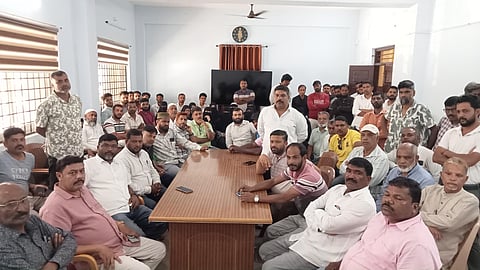 ಮೂಡಿಗೆರೆ ತಹಸೀಲ್ದಾರ್ ಕಚೇರಿ ಸಭಾಂಗಣದಲ್ಲಿ ಸಭೆಯಲ್ಲಿ ಜಾಕಿರ್ ಹುಸೇನ್, ಕುನ್ನಳ್ಳಿ ರವಿ, ಲೋಕವಳ್ಳಿ ರಮೇಶ್, ಬಿ.ಎಚ್.ಮಹಮ್ಮದ್, ಆಶಿಫ್, ಎ.ಸಿ.ಅಯೂಬ ಹಾಜಿ ಮತ್ತಿತರರು ಇದ್ದರು.
