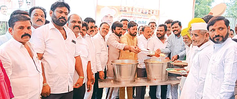 ಅಫಜಲಪುರದ ಬಸ್ ನಿಲ್ದಾಣದಲ್ಲಿ ಕೆಕೆಆರ್ಟಿಸಿ ಅಧ್ಯ ಅರುಣಕುಮಾರ ಪಾಟೀಲ್ ಅವರ ಜನ್ಮದಿನದ ನಿಮಿತ್ತ ಯೂತ್ ಕಾಂಗ್ರೆಸ್ನಿಂದ ಅನ್ನ ಸಂತರ್ಪಣೆ ಜರುಗಿತು. ಮಂಜುನಾಥ ಅಂಜುಟಗಿ, ಅಣವೀರಯ್ಯ ಮಠಪತಿ, ಮಹಾನಿಂಗ ಅಂಗಡಿ, ಅಂಬರೀಶ ಬುರಲಿ, ಎಸ್.ಎಸ್.ಪಾಟೀಲ್, ಗುರುಶಾಂತ ಡಾಂಗೆ ಇತರರಿದ್ದರು.