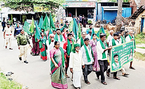 ನಾಡಕಚೇರಿವರೆಗೆ ಮೆರವಣಿಗೆ