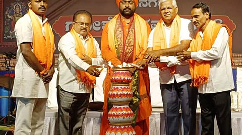 ಹಾನಗಲ್ಲಿನಲ್ಲಿ ವಿರಾಟ ಹಿಂದೂ ಮಹಾಗಣಪತಿ ಸಂಘಟನೆ ಏರ್ಪಡಿಸಿದ್ದ ಧರ್ಮಸಭೆಯನ್ನು ಶ್ರೀಗುರುಲಿಂಗ ಮಹಾಸ್ವಾಮಿಗಳು ಉದ್ಘಾಟಿಸಿದರು. ಶ್ರೀಕಾಂತ ಹೊಸಕೇರಿ, ಸಿದ್ದಲಿಂಗಣ್ಣ ಕಮಡೊಳ್ಳಿ, ನಾಗಪ್ಪ ಸವದತ್ತಿ, ಗಿರೀಶ ದೇಶಪಾಂಡೆ ಇದ್ದರು.