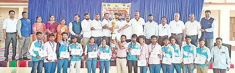 ಪ್ರಸಕ್ತ ಸಾಲಿನ ಪದವಿ ಪೂರ್ವ ಕಾಲೇಜುಗಳ ಜಿಲ್ಲಾ ಮಟ್ಟದ ಕ್ರೀಡಾಕೂಟದಲ್ಲಿ ನವೋದಯ ಪದವಿ ಪೂರ್ವ ಕಾಲೇಜಿನ ವಿದ್ಯಾರ್ಥಿಗಳು ಬಾಲಕ ಹಾಗೂ ಬಾಲಕಿಯರ ವಿಭಾಗಗಳಲ್ಲಿ ಜಿಲ್ಲಾ ಮಟ್ಟದ ಸಮಗ್ರ ಪ್ರಶಸ್ತಿ ಪಡೆದ ವಿದ್ಯಾರ್ಥಿಗಳನ್ನು ಆಡಳಿತ ಮಂಡಳಿಯಿಂದ ಅಭಿನಂದಿಸಲಾಯಿತು. ಪೂಮಾಡಿಹಳ್ಳಿ ಜಗದೀಶ್, ಸಿ.ಜೆ.ಮಂಜುನಾಥ್, ಆನಂದ್ ಕಾಳೇನಹಳ್ಳಿ, ಜಲೇಂದ್ರ, ಖಜಾಂಚಿ ಮರವನಹಳ್ಳಿ ಸಂತೋಷ್, ನಿರ್ದೇಶಕ ಜೆ.ಕೆ.ರಾಘವೇಂದ್ರ ಇತರರು ಇದ್ದರು.