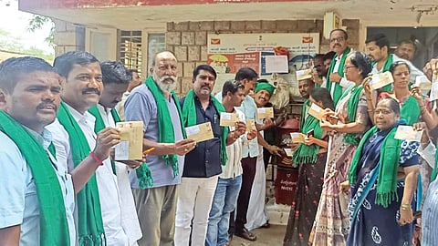 ನಾಲ್ಕು ದಿನಗಳ ವಿಶೇಷ ಅಧಿವೇಶನದ ಕೊನೇ ದಿನದಂದು ಮುಖ್ಯಮಂತ್ರಿ ಬರಗಾಲದಿಂದ ತೊಂದರೆಗೊಳಗಾಗಿರುವ ರೈತರಿಗೆ 2500 ರೂ., ಅತಿ ಕಡಿಮೆ ಪರಿಹಾರ ಘೋಷಿಸಿರುವುದನ್ನು ಖಂಡಿಸಿ ಬಿಜೆಪಿ ರೈತ ಮೋರ್ಚಾ ನೇತೃತ್ವದಲ್ಲಿ ರೈತರು ಪಟ್ಟಣದ ಎಪಿಎಂಸಿಯಲ್ಲಿ ಕೂಲಿ ಮಾಡಿ ಬಂದ ಹಣವನ್ನು ಪೋಸ್ಟ್ ಮೂಲಕ ಕಳುಹಿಸಿ ವಿನೂತನ ಮಾದರಿಯಲ್ಲಿ ಪ್ರತಿಭಟನೆ ನಡೆಸಿದರು.
ತಾಲೂಕಿನ ವಿವಿಧೆಡೆಯಿಂದ ಆಗಮಿಸಿದ್ದ ರೈತರು, ಬಿಜೆಪಿ ರೈತ ಮೋರ್ಚಾ ಸದಸ್ಯರು ಎಪಿಎಂಸಿ ಆವರಣದಲ್ಲಿ ಸಮಾವೇಶಗೊಂಡು ಸರ್ಕಾರದ ವಿರುದ್ಧ ಧಿಕ್ಕಾರ ಕೂಗಿದರು. ಭಿಕ್ಷುಕರಿಗೆ ಕೊಡುವಂತೆ 2500 ರೂ., ಪರಿಹಾರ ಘೋಷಿಸಿರುವುದು ರೈತರನ್ನು ಲೇವಡಿ ಮಾಡಿದಂತಾಗಿದೆ ಎಂದು ಅಸಮಾಧಾನ ಹೊರಹಾಕಿದರು. ರೈತರು ಹಮಾಲಿ ಕೆಲಸ ಮಾಡಿ ಅದರಿಂದ ಬಂದ ಕೂಲಿ ಹಣವನ್ನು ತಲಾ 10 ರೂಗಳಂತೆ ಸಂಗ್ರಹಿಸಿ ಎಲ್ಲರ ಗಮನ ಸೆಳೆದರು.
ಜಿ.ಪಂ. ಮಾಜಿ ಅಧ್ಯಕ್ಷ ಗಂಗಾಧರರಾವ್ ನಾಡಗೌಡ, ಸೋಮನಗೌಡ ಬಿರಾದಾರ ಕವಡಿಮಟ್ಟಿ, ಹರೀಶ ನಾಟೀಕಾರ, ಮಲ್ಲಿಕಾರ್ಜುನ ತಂಗಡಗಿ, ಶಿವು ಕನ್ನೊಳ್ಳಿ, ಸಿದ್ಧರಾಜ ಹೊಳಿ, ಗುರುನಾಥ ಬಿರಾದಾರ ಮಾತನಾಡಿ, ಅಧಿವೇಶನ ಸಂದರ್ಭ ಒಬ್ಬ ಶಾಸಕನ ಒಂದು ದಿನದ ಊಟದ ಖರ್ಚು 2500 ರೂ., ದೇಶದ ಅತ್ಯಂತ ಶ್ರೀಮಂತ ಮುಖ್ಯಮಂತ್ರಿಗೆ ಬಡರೈತರ ಕಷ್ಟ ಗೊತ್ತಿಲ್ಲ. ಮುಖ್ಯಮಂತ್ರಿ ಬೆಂಗಳೂರಿಗೆ ಸೀಮಿತವಾದವರಂತೆ ಮಾತನಾಡಿದ್ದೂ ಅಲ್ಲದೆ ಶಾಸಕರ ಎರಡೆರಡು ಸಂಸಾರ ಬೆಂಗಳೂರಿನಲ್ಲಿ ವಾಸವಾಗಿದೆ ಎಂದು ಹೇಳಿ ಅಧಿವೇಶನ ಗಂಭೀರತೆ ಹಾಳುಗೆಡವಿದ್ದಾರೆ. ಬರದಿಂದ ಬಳಲುತ್ತಿರುವ ರೈತರ ನೆರವಿಗೆ ಧಾವಿಸುವ ಕುರಿತು ಚರ್ಚೆ ನಡೆಯದೆ ಕಾಟಾಚಾರಕ್ಕೆ ಅಧಿವೇಶನ ನಡೆಸಿದಂತಾಗಿದೆ ಎಂದು ಆಗ್ರಹಿಸಿದರು.
ಹರೀಶ ನಾಟೀಕಾರ, ಸೋಮನಗೌಡ ಬಿರಾದಾರ, ಬಿಜೆಪಿ ಮಂಡಲ ಅಧ್ಯಕ್ಷ ಜಗದೀಶ ಪಂಪಣ್ಣವರ, ಪ್ರಧಾನ ಕಾರ್ಯದರ್ಶಿ ಗಿರೀಶಗೌಡ ಪಾಟೀಲ ಹಿರೇಮುರಾಳ, ರೈತ ಮೊರ್ಚಾ ತಾಲೂಕಾಧ್ಯಕ್ಷ ಸಂಗಮೇಶ ಹತ್ತಿ, ಮುಖಂಡರಾದ ಶಂಕರಗೌಡ ಶಿವಣಗಿ, ಸಂಗಮ್ಮ ದೇವರಳ್ಳಿ, ಗೌರಮ್ಮ ಹುನಗುಂದ, ಶ್ರೀಶೈಲ ದೋಡಮನಿ ರೂಢಗಿ, ಲಕ್ಷ್ಮಣ ಬಿಜ್ಜೂರ, ರವೀಂದ್ರ ಬಿರಾದಾರ, ರಮೇಶ ಢವಳಗಿ, ಶೇಖರ ಆಲೂರ, ಸುಭಾಷ ಕಾಳಗಿ, ಬಸವರಾಜ ಗುಳಬಾಳ, ಬಸಮ್ಮ ಬಿರಾದಾರ ಬಿದರಕುಂದಿ, ಎಪಿಎಂಸಿ ಅಡತ್ ಮತ್ತಿತರರಿದ್ದರು.