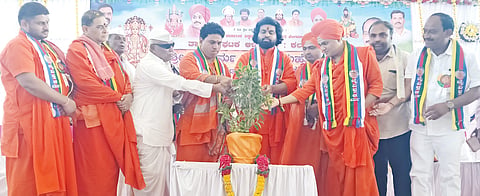 ಆಳಂದನಲ್ಲಿ ಹಮ್ಮಿಕೊಂಡಿದ್ದ ಶ್ರೀ ವಿಶ್ವಕರ್ಮ ಪೂಜಾ ಮಹೋತ್ಸವ ಸಮಾರಂಭವನ್ನು ಕಲ್ಯಾಣರಾವ ಪಾಟೀಲ್ ಸರಸಂಬಾ ಉದ್ಘಾಟಿಸಿದರು. ಶ್ರೀ ಸುರೇಂದ್ರನಾಥ ಸ್ವಾಮೀಜಿ, ಶ್ರೀ ಅಭಿನವ ಶಿವಲಿಂಗ ಸ್ವಾಮೀಜಿ ಇತರರಿದ್ದರು.