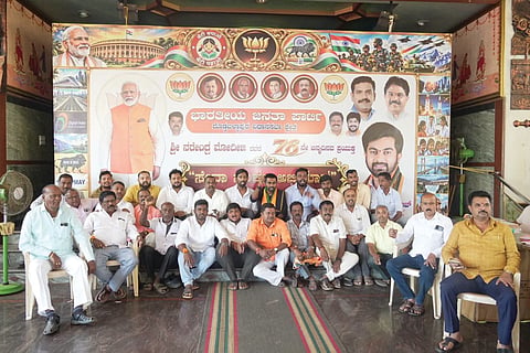 ದೊಡ್ಡಬಳ್ಳಾಪುರ ಖಾಸಗಿ ಸಭಾಂಗಣದಲ್ಲಿ ಹಮ್ಮಿಕೊಂಡಿದ್ದ ರಕ್ತದಾನ ಶಿಬಿರದಲ್ಲಿ ಶಾಸಕ ಧೀರಜ್ ಮುನಿರಾಜು, ಬಿಜೆಪಿ ತಾಲೂಕು ಅಧ್ಯಕ್ಷ ನಾಗೇಶ್, ನಗರ ಅಧ್ಯಕ್ಷ ಮುದ್ದಪ್ಪ, ಮುಖಂಡರಾದ ಗೋಪಿ, ವಾಸು, ಪ್ರಿಯಾಂಕಾ, ಅರ್ಜುನ್ ಸೇರಿದಂತೆ ಅನೇಕರು ಇದ್ದರು.