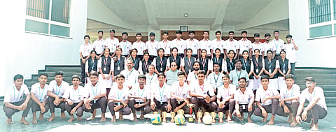 ರಬಕವಿ-ಬನಹಟ್ಟಿ: ಪದವಿ ಪೂರ್ವ ಶಿಕ್ಷಣ ಇಲಾಖೆ, ಸರ್ಕಾರಿ ಪ.ಪೂ ಕಾಲೇಜು ಆಶ್ರಯದಲ್ಲಿ ತಾಲೂಕಿನ ಚಿಮ್ಮಡ ಗ್ರಾಮದಲ್ಲಿ ಭಾನುವಾರ ಹಮ್ಮಿಕೊಂಡಿದ್ದ ತಾಲೂಕು ಮಟ್ಟದ ವಾರ್ಷಿಕ ಕ್ರೀಡಾಕೂಟದಲ್ಲಿ ಯಲ್ಲಟ್ಟಿ ಗ್ರಾಮದ ಕೊಣ್ಣೂರ ವಿಜ್ಞಾನ ಪ.ಪೂ. ಕಾಲೇಜು ಸತತ 5ನೇ ಬಾರಿ ಸಮಗ್ರ ವೀರಾಗ್ರಣಿ ಪ್ರಶಸ್ತಿಗೆ ಭಾಜನವಾಗಿದೆ.
ತಾಲೂಕು ಮಟ್ಟದ ಕ್ರೀಡಾಕೂಟದಲ್ಲಿ ಆಯ್ಕೆಯಾಗಿ ಜಿಲ್ಲಾ ಮಟ್ಟಕ್ಕೆ ಆಯ್ಕೆಯಾಗಿದ್ದಾರೆ. ಬಾಲಕರ ವಿಭಾಗದಲ್ಲಿ 100 ಮೀಟರ್, 200 ಮೀಟರ್ ಓಟದ ಸ್ಪರ್ಧೆಯಲ್ಲಿ ಹನುಮಂತ ಗುರುವ, 800 ಮೀಟರ್ ಓಟದ ಸ್ಪರ್ಧೆಯಲ್ಲಿ ಸಂಕೇತ ಹಾಲಳ್ಳಿ, 5 ಕಿ.ಮೀ. ಗುಡ್ಡುಗಾಡು ಓಟದ ಸ್ಪರ್ಧೆಯಲ್ಲಿ ಚೇತನ ನಾಯಕ, ಉದ್ದ ಜಿಗಿತ ಹನುಮಂತ ಗುರವ, ಚದುರಂಗದಲ್ಲಿ ರಾಹುಲ ಚಿಮ್ಮಲ, ಜೋಡಿಯೋಗ ಸ್ಪರ್ಧೆಯಲ್ಲಿ ಸಾಗರ ಬಳಗನ್ನವರ, ವೀರ ಆಪ್ಟೆ ತಾಳಬದ ಪ್ರಥಮ ಸ್ಥಾನ ಪಡೆದು ಜಿಲ್ಲಾ ಮಟ್ಟಕ್ಕೆ ಆಯ್ಕೆಯಾಗಿದ್ದಾರೆ.
ಬಾಲಕಿಯರ ವಿಭಾಗದಲ್ಲಿ ಚಕ್ರ ಎಸೆತ ಸ್ಪರ್ಧೆ ಕಾವ್ಯಾ ಬಂಢಾರ, ಬಲ್ಲೆಎಸೆತ (ಜಾವಲಿನ್) ಚೈತ್ರಾ ಕಡಪಟ್ಟಿ, ಚದುರಂಗದಲ್ಲಿ ರಶ್ಮಿ ವಡ್ಡರ, ಶಾಂತಾ ಪಾರ್ಷಿ, ಸಹನಾ ಪಾಟೀಲ, ಗುಂಪು ಆಟದ ವ್ಹಾಲಿಬಾಲ್ ಸ್ಪರ್ಧೆಯಲ್ಲಿ ಅಮೋಘ ಹಿರೇಕೊಡಿ ತಂಡ, ಹ್ಯಾಂಡಬಾಲ್ ಸ್ಪರ್ಧೆಯಲ್ಲಿ ಸಾಗರ ಪಾಟೀಲ ತಂಡ ಪ್ರಥಮ, ಸೆೆಟಲ್ ಬ್ಯಾಡ್ಮಿಂಟನಲ್ಲಿ ಸ್ನೇಹಾ ಕುರಿ ತಂಡ ದ್ವಾತೀಯ, ಪುಟಬಾಲ್ ಸ್ಪರ್ಧೆಯಲ್ಲಿ ವೀರ ಅಪ್ಟೆ ತಂಡ, ಖೋ-ಖೋ ಸ್ಪರ್ಧೆಯಲ್ಲಿ ವೆಂಕಟೇಶ ಪಚ್ಛನ್ನವರ ತಂಡ ಸೇರಿ ವಿವಿಧ ಸ್ಪರ್ಧೆಯಲ್ಲಿ ಕಾಲೇಜಿನ ವಿದ್ಯಾರ್ಥಿಗಳು ಗಮನಾರ್ಹ ಸಾಧನೆ ಮಾಡಿದ್ದಾರೆ ಎಂದು ಪ್ರಾಚಾರ್ಯ ಪ್ರೊ.ಬಸವರಾಜ ಕೊಣ್ಣೂರ ತಿಳಿಸಿದ್ದಾರೆ.
ಈ ಸಾಧನೆಗೆ ಸಂಸ್ಥೆಯ ಉಪಾಧ್ಯಕ್ಷ ನಿಖಿಲ ಕೊಣ್ಣೂರ, ಆಡಳಿತಾಧಿಕಾರಿ ಶೀತಲ್ ಕೊಣ್ಣೂರ, ಉಪಪ್ರಾಚಾರ್ಯ ಪ್ರೊ.ಶಿವಾನಂದ ಕಂದಗಲ್ ಹರ್ಷ ವ್ಯಕ್ತಪಡಿಸಿದ್ದಾರೆ.