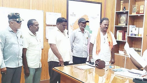 ಲಿಂಗಸುಗೂರು ಸಹಾಯಕ ಆಯುಕ್ತ ನಾಗೇಂದ್ರ ಬಾಬು ಕುಮಾರಗೆ ಹೈದರಾಬಾದ್ ಕರ್ನಾಟಕ ದಲಿತ ಸಂಘರ್ಷ ಸಮಿತಿಯಿಂದ ಮನವಿ ಸಲ್ಲಿಸಲಾಯಿತು. ತಾಲೂಕು ಅಧ್ಯಕ್ಷ ಮುತ್ತಪ್ಪ ಕರಡಕಲ್ಲ, ಪ್ರಧಾನ ಕಾರ್ಯದರ್ಶಿ ತಿಪ್ಪಣ್ಣ, ದೇವೇಂದ್ರಪ್ಪ ಮಾಳೆ, ಅಮರೇಶ ಕರಡಕಲ್ಲ, ರವೀಂದ್ರ ಕರಡಕಲ್ಲ, ಮುತ್ತಪ್ಪ ಗುಡಗುಂಟಿ, ಮಾರುತಿ ಹೊಸಮನಿ, ದೇವಪ್ಪ ಗೋಸ್ಲೆ, ಅಮರೇಶ ಗೋಸ್ಲೆ ಇತರರಿದ್ದರು.