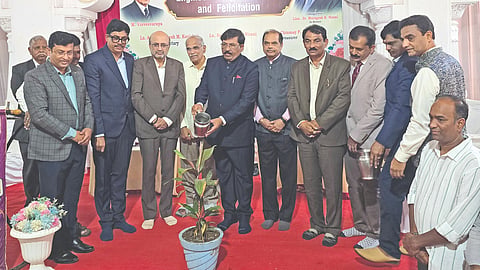 ಜಮಖಂಡಿ: ವಿದ್ಯಾರ್ಥಿಗಳು ಶಿಕ್ಷಣವನ್ನು ಕೇವಲ ವೈಯಕ್ತಿಕ ಯಶಸ್ಸಿಗೆ ಸೀಮಿತಗೊಳಿಸದೆ, ಸಮಾಜ ಮತ್ತು ದೇಶಕ್ಕೆ ಕೊಡುಗೆ ನೀಡುವ ಗುರಿ ಹೊಂದಬೇಕು. ಶಿಕ್ಷಣದೊಂದಿಗೆ ಸೇವಾ ಮನೋಭಾವ, ಸಾಮಾಜಿಕ ಜವಾಬ್ದಾರಿ ಹಾಗೂ ಉದ್ಯಮಶೀಲತೆಯನ್ನೂ ಬೆಳೆಸಿಕೊಳ್ಳಬೇಕು ಎಂದು ಮಾಜಿ ಸಚಿವ ಡಾ. ಮುರುಗೇಶ ನಿರಾಣಿ ಹೇಳಿದರು.
ನಗರದ ಬಿಎಲ್ಡಿಇ ಕಾಲೇಜಿನ ದರ್ಬಾರ್ ಹಾಲ್ನಲ್ಲಿ ಲಯನ್ಸ್ ಕ್ಲಬ್ ಆಶ್ರಯದಲ್ಲಿ ಸೋಮವಾರ ಹಮ್ಮಿಕೊಂಡಿದ್ದ ಇಂಜಿನಿಯರ್ಸ್ ಡೇ ಕಾರ್ಯಕ್ರಮ ಉದ್ಘಾಟಿಸಿ ಮಾತನಾಡಿದ ಅವರು, ಪಠ್ಯಕ್ರಮದ ಜತೆಗೆ ಪಠ್ಯೇತರ ಜ್ಞಾನಕ್ಕೂ ವಿದ್ಯಾರ್ಥಿಗಳು ಆದ್ಯತೆ ನೀಡಬೇಕು. ಸಾಧಕರನ್ನು ಕೇವಲ ಸ್ಮರಿಸುವುದಕ್ಕಿಂತ ಅವರ ಕಾರ್ಯಪದ್ಧತಿಯಿಂದ ಪ್ರೇರಣೆ ಪಡೆದು ಜೀವನದಲ್ಲಿ ಅಳವಡಿಸಿಕೊಳ್ಳುವುದು ಮುಖ್ಯ ಎಂದರು.
ಉತ್ತರ ಕರ್ನಾಟಕದ ಶ್ರೇಷ್ಠ ಉದ್ಯಮಿ ಡಾ. ವಿಜಯ ಸಂಕೇಶ್ವರ ಅವರ ಸಾಧನೆಯನ್ನು ಕೊಂಡಾಡಿದ ನಿರಾಣಿಯವರು, 1976ರಲ್ಲಿ ಒಂದು ಟ್ರಕ್ನಿಂದ ಸರಕು ಸಾಗಣೆ ವ್ಯವಹಾರ ಆರಂಭಿಸಿ, ಅದನ್ನು ದೇಶವ್ಯಾಪಿ ಸಾರಿಗೆ ಹಾಗೂ ಲಾಜಿಸ್ಟಿಕ್ಸ್ ಸಂಸ್ಥೆಯಾಗಿ ಬೆಳೆಸಿದ್ದಾರೆ. ದೃಢಸಂಕಲ್ಪ, ಪರಿಶ್ರಮ, ಶಿಸ್ತು, ಪ್ರಾಮಾಣಿಕತೆ, ಹೊಸತನ ಹಾಗೂ ಸೇವಾ ಮನೋಭಾವ ಇದ್ದರೆ ದೊಡ್ಡ ಉದ್ಯಮ ಕಟ್ಟಬಹುದು. ವಿದ್ಯಾರ್ಥಿಗಳು ತಮ್ಮ ಸಾಮರ್ಥ್ಯದ ಮೇಲೆ ನಂಬಿಕೆ ಇಟ್ಟು ಅವಕಾಶಗಳನ್ನು ಸೃಷ್ಟಿಸಿಕೊಳ್ಳಬೇಕು ಎಂದು ತಿಳಿಸಿದರು.
ಎಸ್.ಎಚ್. ಲಗಳಿ, ಡಾ. ಎಂ.ಆರ್. ಪಾಟೀಲ, ಬಾಗಲಕೋಟೆ ವಿವಿ ಉಪಕುಲಪತಿ ಪ್ರೊ. ಆನಂದ ದೇಶಪಾಂಡೆ, ಡಾ. ಸುದರ್ಶನ ರೆಡ್ಡಿ, ಆರ್.ವಿ. ವಾಟ್ನಾಳ, ಮುರಗೇಶ ಹತ್ತಿಕಾಳ, ಆನಂದ ಮುರುಗನ್, ಆರ್.ಕೆ. ನಾಯಕ, ಎಸ್.ಎಸ್. ಕಲ್ಯಾಣಿ, ಸಂಗಮೇಶ ನಿರಾಣಿ ಇತರರಿದ್ದರು.