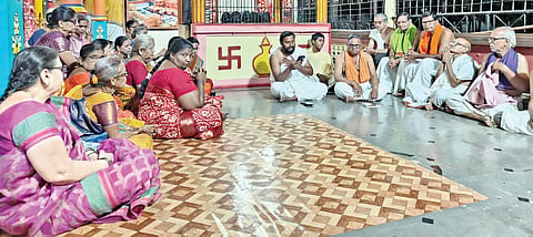 ಜಮಖಂಡಿ : ಶಿಗ್ಗಾವಿ ಸಮೀಪ ಸಂಭವಿಸಿದ ಅಪಘಾತದಲ್ಲಿ ಗಾಯಗೊಂಡಿರುವ ಶ್ರೀಮದ್ ಉತ್ತರಾದಿಮಠದ ಸತ್ಯಾತ್ಮತೀರ್ಥ ಶ್ರೀಪಾದಂಗಳವರು ಶೀಘ್ರ ಗುಣಮುಖರಾಗಲಿ ಎಂದು ಆಶಿಸಿ ಜಮಖಂಡಿ ತಾಲೂಕಿನ ಹುನ್ನೂರ ಗ್ರಾಮದಲ್ಲಿ ಭಕ್ತರು ವಿಶೇಷ ಪ್ರಾರ್ಥನೆ ಸಲ್ಲಿಸಿದರು.
ಗ್ರಾಮದ ಪೋಸ್ಟ್ ಕಾಲನಿಯ ಹನುಮಾನ ಮಂದಿರದಲ್ಲಿ ಹುನ್ನೂರಿನ ಬ್ರಾಹ್ಮಣ ಸಂಘ, ಹರೇ ಶ್ರೀನಿವಾಸ ಭಜನಾ ಮಂಡಳಿ ಸೇರಿ ವಿವಿಧ ಮಹಿಳಾ ಭಜನಾ ಮಂಡಳಿಗಳ ಸದಸ್ಯರು, ಜಮಖಂಡಿಯ ಸಮಾಜದವರು ಹಾಗೂ ಭಕ್ತರು ಸಾಮೂಹಿಕವಾಗಿ ಸೋಮವಾರ ಪ್ರಾರ್ಥನೆ ನೆರವೇರಿಸಿದರು.
ಮನ್ಯುಸೂಕ್ತ, ವಿಷ್ಣುಸಹಸ್ರನಾಮ ಹಾಗೂ ಗುರುಸ್ತೋತ್ರ ಪಾರಾಯಣ ನಡೆಸಲಾಯಿತು. ಬಳಿಕ ಸಾಮೂಹಿಕ ರಾಮನಾಮ ಜಪದ ಮೂಲಕ ಶ್ರೀಗಳ ಶೀಘ್ರ ಆರೋಗ್ಯ ಚೇತರಿಕೆಗೆ ಭಗವಂತನಲ್ಲಿ ಪ್ರಾರ್ಥಿಸಲಾಯಿತು.
ಶ್ರೀಗಳ ಆರೋಗ್ಯ ಸಂಪೂರ್ಣವಾಗಿ ಸುಧಾರಿಸಿ, ಭಕ್ತರ ಮೇಲೆ ಗುರುಗಳ ಕಪೆ ಸದಾ ಇರಲಿ ಎಂದು ಭಕ್ತರು ಆಶಿಸಿದರು.