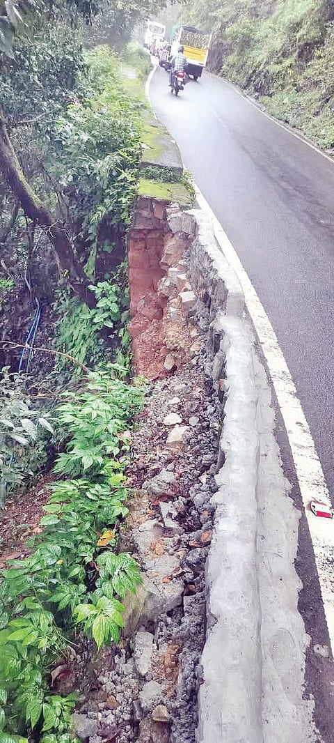 ಆಗುಂಬೆಯಲ್ಲಿ ರಸ್ತೆ ತಡೆಗೋಡೆ ಕುಸಿದಿರುವುದು.