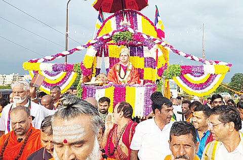 ಉಜ್ಜಯಿನಿ ಸದ್ಧರ್ಮ ಸಿಂಹಾಸನಾಧೀಶ್ವರ ಶ್ರೀ 1008 ಜಗದ್ಗುರು ಸಿದ್ಧಲಿಂಗ ರಾಜದೇಶಿಕೇಂದ್ರ ಶಿವಾಚಾರ್ಯ ಭಗವತ್ಪಾದರು ಅಡ್ಡಪಲ್ಲಕ್ಕಿ ಉತ್ಸವ ನೆರವೇರಿತು.