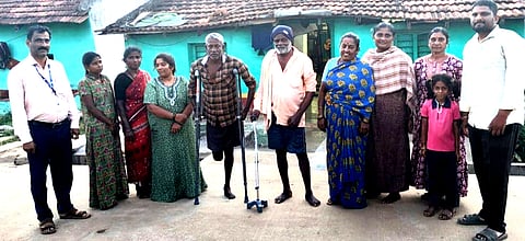 ಕಿಕ್ಕೇರಿ ಹೋಬಳಿಯ ಕಾರಿಗಾನಹಳ್ಳಿ ಗ್ರಾಮದಲ್ಲಿ ಶುಕ್ರವಾರ ಧರ್ಮಸ್ಥಳ ಗ್ರಾಮಾಭಿವೃದ್ಧಿ ಯೋಜನೆಯಿಂದ ಅರ್ಹ ಅಂಗವಿಕಲರಿಗೆ ನಡೆದಾಡಲು ಉಪಕರಣ ವಿತರಿಸಲಾಯಿತು. ಶ್ರೀನಿವಾಸ ಗೌಡ, ಪ್ರವೀಣ್, ಸದಸ್ಯರು ಇದ್ದರು.