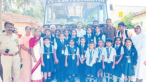 ದಶಕಗಳ ಬೇಡಿಕೆಯಾಗಿದ್ದ ಚಿಕ್ಕಕಣಗಾಲುಹೊಸಳ್ಳಿ ನಡುವಿನ ಬಸ್ ಸಂಚಾರಕ್ಕೆ ಶಾಸಕ ಸಿಮೆಂಟ್ ಮಂಜು ಚಿಕ್ಕಕಣಗಾಲು ಗ್ರಾಮದಲ್ಲಿ ಚಾಲನೆ ನೀಡಿದರು. (ಹೆಸರು ಹಾಕಿ)