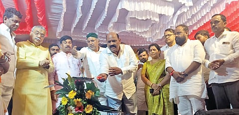 ಇಂಡಿ: ತಾಂಡಾಗಳನ್ನು ಕಂದಾಯ ಗ್ರಾಮಗಳನ್ನಾಗಿ ಪರಿವರ್ತಿಸಿ, ಅಲ್ಲಿರುವ ಮನೆ ಹಾಗೂ ಜಾಗಗಳಿಗೆ ಸಂಬಂಧಿಸಿದ ಸ್ವತ್ತನ್ನು ಆಯಾ ನಿವಾಸಿಗಳ ಹೆಸರಿಗೆ ಮಾಡಿ ಕೊಡುವ ಕಾರ್ಯವನ್ನು ರಾಜ್ಯ ಸರ್ಕಾರ ಮಾಡುತ್ತಿದೆ ಎಂದು ಸಕ್ಕರೆ ಮತ್ತು ಜವಳಿ ಸಚಿವ ರುದ್ರಪ್ಪ ಲಮಾಣಿ ಹೇಳಿದರು.
ನಗರದ ಕೆಸರಾಳ ತಾಂಡಾದಲ್ಲಿ ಬಂಜಾರಾ ಸಮಾಜದ ಜಾಗೃತಿ ಸಮಾವೇಶ ಹಾಗೂ ದಿ. ಶಂಕರ ಹಾಗೂ ಚಾಂದುಬಾಯಿ ರಾಠೋಡ ಅವರ ಜಾತ್ರಾ ಮಹೋತ್ಸವ ಉದ್ಘಾಟಿಸಿ ಮಾತನಾಡಿದ ಅವರು, ತಾಂಡಾಗಳ ಜನರು ಹಲವು ವರ್ಷಗಳಿಂದ ಅನುಭವಿಸುತ್ತಿರುವ ಜಾಗದ ಹಕ್ಕಿನ ಸಮಸ್ಯೆಗೆ ಶಾಶ್ವತ ಪರಿಹಾರ ಕಲ್ಪಿಸುವ ನಿಟ್ಟಿನಲ್ಲಿ ಸರ್ಕಾರ ಕ್ರಮ ಕೈಗೊಂಡಿದೆ. ತಾಂಡಾ ನಿವಾಸಿಗಳಿಗೆ ತಮ್ಮ ಜಾಗದ ಮೇಲೆ ಕಾನೂನು ಬದ್ಧ ಹಕ್ಕು ದೊರೆಯಲಿದೆ ಎಂದು ಹೇಳಿದರು.
ತಂದೆ-ತಾಯಿಯ ಬಗ್ಗೆ ಕಾಳಜಿ ವಹಿಸಿ ಅವರ ಸೇವೆ ಹಾಗೂ ಸ್ಮರಣೆಯಲ್ಲಿ ಕಾರ್ಯಕ್ರಮ ಆಯೋಜಿಸಿರುವ ಭೀಮಸಿಂಗ ರಾಠೋಡ ಅವರ ಕಾರ್ಯ ಶ್ಲಾಘನೀಯ. ಸಮಾಜದ ಅಭಿವೃದ್ಧಿಗೆ ಇಂತಹ ಕಾರ್ಯಗಳು ಪ್ರೇರಣೆಯಾಗಬೇಕು ಎಂದರು.
ಶಾಸಕ ಯಶವಂತರಾಯಗೌಡ ಪಾಟೀಲ ಮಾತನಾಡಿ, ತಾಂಡಾ ಜನರ ಸಮಸ್ಯೆಗಳಿಗೆ ಸ್ಪಂದಿಸಿ ಅಗತ್ಯ ಸೌಲಭ್ಯ ಕಲ್ಪಿಸುವ ನಿಟ್ಟಿನಲ್ಲಿ ಸರ್ಕಾರದೊಂದಿಗೆ ಕೈಜೋಡಿಸಿ ಕಾರ್ಯನಿರ್ವಹಿಸಲಾಗುವುದು. ತಾಂಡಾಗಳ ಅಭಿವೃದ್ಧಿಗೆ ಎಲ್ಲರೂ ಒಗ್ಗಟ್ಟಿನಿಂದ ಶ್ರಮಿಸಬೇಕು ಎಂದು ಹೇಳಿದರು.
ಸೋಮದೇವರಹಟ್ಟಿಯ ಜಗನು ಮಹಾರಾಜರು, ಪ್ರಕಾಶ ಮಹಾರಾಜರು, ಮಹಾರಾಷ್ಟ್ರ ವಂಸನಾತಾಯಿ ಮೋರೆ, ಜಿ.ಪಂ. ಮಾಜಿ ಸದಸ್ಯ ರಾಮು ರಾಠೋಡ, ಅನೀಲ ಜಾಧವ, ಡಾ. ರಮೇಶ ರಾಠೋಡ ಮಾತನಾಡಿದರು.
ಶಂಕರ ಪವಾರ, ಭೀಮಣ್ಣ ಕವಲಗಿ, ಅನುಸೂಯಾ ಜಾಧವ, ರವಿ ಚವಾಣ್, ದೇವೆಂದ್ರ ಕುಂಬಾರ, ಕ್ರೀಡಾಪಟು ರಾಜೇಶ ಪವಾರ, ಆಲ್ ಇಂಡಿಯಾ ಬಂಜಾರ ಸಂಘದ ಸಂಜು ಚವಾಣ್, ಪುರಸಭೆ ಮಾಜಿ ಅಧ್ಯಕ್ಷ ಲಿಂಬಾಜಿ ರಾಠೋಡ, ಪ್ರಾಚಾರ್ಯ ವಿಜಯಕುಮಾರ ರಾಠೋಡ, ಗಣಪತಿ ರಾಠೋಡ, ಬಾಬು ಗುಡುಮಿ ಇತರರಿದ್ದರು.