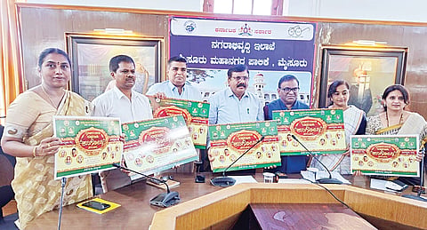 ಮೈಸೂರು ನಗರ ಪಾಲಿಕೆ ಕಚೇರಿಯಲ್ಲಿ ಬುಧವಾರ ದಸರಾ ಕವಿಗೋಷ್ಠಿಯ ಪೋಸ್ಟರ್ಅನ್ನು ದಸರಾ ಕವಿಗೋಷ್ಠಿ ಉಪಸಮಿತಿ ಉಪ ವಿಶೇಷಾಧಿಕಾರಿ ಡಾ.ಎಂ. ದಾಸೇಗೌಡ, ಕಾರ್ಯಾಧ್ಯಕ್ಷ ಪ್ರೊ.ಎಂ. ನಂಜಯ್ಯ ಹೊಂಗನೂರು ಬಿಡುಗಡೆ ಮಾಡಿದರು. ಪ್ರೊ.ತ್ರಿವೇಣಿ, ಉಮೇಶ್, ದಿವ್ಯ, ಆನಂದ್ ಹಾಗೂ ಇತರರು ಇದ್ದರು.