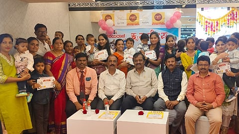 ಬಹುಮಾನ ವಿಜೇತ ಪುಟಾಣಿಗಳ ಜತೆಗೆ ಪಾಲಕರು, ಅತಿಥಿಗಳು.