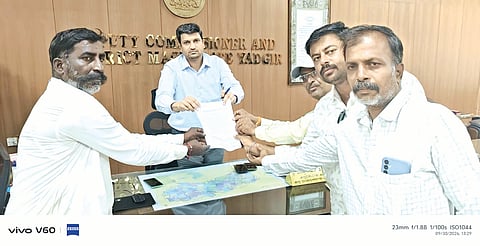 ಯಾದಗಿರಿ ತಾಲೂಕಿನ ಎಂ.ಹೊಸಳ್ಳಿಯಲ್ಲಿ ನಡೆಯುತ್ತಿರುವ ಯುಜಿಡಿ ಕಾಮಗಾರಿಯನ್ನು ಕೂಡಲೇ ಸ್ಥಗಿತಗೊಳಿಸುವಂತೆ ಗ್ರಾಮಸ್ಥರು ಹಾಗೂ ತಾಂಡಾದ ನಿವಾಸಿಗಳು ಬುಧವಾರ ಡಿಸಿಗೆ ಮನವಿ ಸಲ್ಲಿಸಿದರು. ಭೀಮರೆಡ್ಡಿ ಪೊಲೀಸ್ ಪಾಟೀಲ್, ಮಹಿಪಾಲರೆಡ್ಡಿಗೌಡ ಪೊಲೀಸ್ ಪಾಟೀಲ್, ಭರತೇಶಗೌಡ ಪೊಲೀಸ್ ಪಾಟೀಲ್, ಬಸ್ಸುಗೌಡ ಹೊಸಳ್ಳಿ, ಭೀಮರೆಡ್ಡಿ ನಿಲಹಳ್ಳಿ ಇತರರಿದ್ದರು.