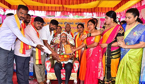 ಕಿಕ್ಕೇರಿ ಹೋಬಳಿಯ ಆನೆಗೊಳ ಆದಿಚುಂಚನಗಿರಿ ಪ್ರೌಢಶಾಲೆಯ ಹಳೇ ವಿದ್ಯಾರ್ಥಿಗಳು ಇತ್ತೀಚೆಗೆ ಹಮ್ಮಿಕೊಂಡಿದ್ದ ಗುರುನಮನ ಕಾರ್ಯಕ್ರಮದಲ್ಲಿ ಗುರುಗಳನ್ನು ಗೌರವಿಸಿದರು. ಸಿ.ಡಿ.ಜಯರಾಂ, ಅರುಣ್ಕುಮಾರ್, ಹರೀಶ್ ಮತ್ತಿತರರಿದ್ದರು.