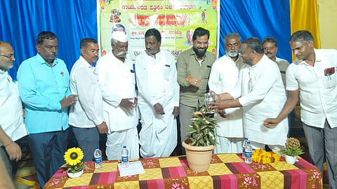 ಕಲಾದಗಿ : ಸೂರ್ಯೋದಯಕ್ಕೂ ಮುನ್ನವೇ ಮನೆ ಮನೆಗೆ ಪತ್ರಿಕೆ ತಲುಪಿಸುವ ಪತ್ರಿಕಾ ವಿತರಕರು ಹವಾಮಾನ ವೈಪರೀತ್ಯ ಸೇರಿ ಹಲವು ಸವಾಲುಗಳನ್ನು ಎದುರಿಸುತ್ತಿದ್ದಾರೆ. ಅವರ ಸೇವೆಯನ್ನು ಗುರುತಿಸಿ ಸರ್ಕಾರ ಕನಿಷ್ಠ ಕಾರ್ಮಿಕ ಸೌಲಭ್ಯಗಳನ್ನು ಒದಗಿಸಬೇಕು ಎಂದು ಬಾಗಲಕೋಟೆ ತಾ.ಪಂ. ಮಾಜಿ ಉಪಾಧ್ಯಕ್ಷ ಸಂಗಣ್ಣ ಮುಧೋಳ ಒತ್ತಾಯಿಸಿದರು.
ಗ್ರಾಮದ ಪ್ರಥಮ ದರ್ಜೆ ಕಾಲೇಜಿನಲ್ಲಿ ಮಂಗಳವಾರ ಪತ್ರಿಕಾ ಬಳಗದ ವತಿಯಿಂದ ಆಯೋಜಿಸಿದ್ದ ವಿಶ್ವ ಪತ್ರಿಕಾ ವಿತರಕರ ದಿನ ಕಾರ್ಯಕ್ರಮ ಉದ್ಘಾಟಿಸಿ ಅವರು ಮಾತನಾಡಿದರು.
ಸಮಾಜದಲ್ಲಿ ಜಾಗತಿ ಮೂಡಿಸುವ ಪತ್ರಿಕಾ ಕ್ಷೇತ್ರಕ್ಕೆ ವಿತರಕರು ಪ್ರಮುಖ ಕೊಂಡಿಯಾಗಿದ್ದಾರೆ. ಆರ್ಥಿಕ ಸಂಕಷ್ಟದಲ್ಲಿರುವ ವಿತರಕರಿಗೆ ಉಚಿತ ವೈದ್ಯಕೀಯ ನೆರವು, ಆರೋಗ್ಯ ತಪಾಸಣೆ ಹಾಗೂ ಜೀವ ವಿಮೆ ಸೇರಿ ಅಗತ್ಯ ಸೌಲಭ್ಯಗಳನ್ನು ಸರ್ಕಾರ ಕಲ್ಪಿಸಬೇಕು ಎಂದು ಹೇಳಿದರು.
ಬಿಜೆಪಿ ಮುಖಂಡ ಬಶೆಟ್ಟೆಪ್ಪ ಅಂಗಡಿ ಮಾತನಾಡಿ, ಪತ್ರಿಕಾ ವಿತರಕರು ಜನರ ಮನೆ ಬಾಗಿಲಿಗೆ ಜ್ಞಾನದ ಬೆಳಕು ತಲುಪಿಸುವ ಕಾಯಕಯೋಗಿಗಳು. 35 ವರ್ಷಕ್ಕೂ ಹೆಚ್ಚು ಕಾಲ ಪತ್ರಿಕೆ ವಿತರಿಸುತ್ತಿರುವ ಹಿರಿಯ ವಿತರಕ ಬಸಪ್ಪ ಪಾಣಿಶೆಟ್ಟಿ ಅವರ ಸೇವೆ ಶ್ಲಾಘನೀಯವಾಗಿದ್ದು, ಅವರಿಗೆ ಸೂಕ್ತ ಗೌರವ ಧನ ದೊರೆಯಬೇಕು ಎಂದು ಹೇಳಿದರು.
ಪತ್ರಕರ್ತ ಚಂದ್ರಶೇಖರ ಹಡಪದ ಮಾತನಾಡಿ, ವೈಯಕ್ತಿಕ ಹಾಗೂ ಕುಟುಂಬದ ಕಾರ್ಯಕ್ರಮಗಳ ನಡುವೆಯೂ ಕರ್ತವ್ಯಕ್ಕೆ ಆದ್ಯತೆ ನೀಡಿ ಪತ್ರಿಕೆ ತಲುಪಿಸುವ ವಿತರಕರ ಸೇವೆಗೆ ಸಮಾಜ ಕತಜ್ಞವಾಗಿರಬೇಕು ಎಂದರು.
ಪತ್ರಿಕಾ ವಿತರಕರಾದ ಬಸಪ್ಪ ಪಾಣಿಶೆಟ್ಟಿ, ಆರ್.ಜಿ. ಜೋಶಿ ಹಾಗೂ ನೂರಲಿ ನದಾ ಅವರನ್ನು ಸನ್ಮಾನಿಸಲಾಯಿತು. ಬಸಪ್ಪ ಪಾಣಿಶೆಟ್ಟಿಯವರಿಗೆ ನೂತನ ಇವಿ ಸ್ಕೂಟಿ ಕೊಡಿಸುವುದಾಗಿ ಗಣ್ಯರು ಭರವಸೆ ನೀಡಿದರು.
ಬಸವರಾಜ ಸಂಶಿ, ನಿಂಗಪ್ಪ ಅರಕೇರಿ, ಡಾ. ಎಸ್.ಎನ್. ಹೊಸಕೇರಿ, ಹಸನಅಹ್ಮದ ರೋಣ, ಸಿ.ಎಲ್. ಹೂಗಾರ, ಮಲ್ಲಪ್ಪ ಜಮಖಂಡಿ, ದುಂಡಪ್ಪ ನಾಯ್ಕರ, ಭೀಮಶಿ ಬಳೂಲದ ಸೇರಿ ಹಲವರು ಉಪಸ್ಥಿತರಿದ್ದರು.