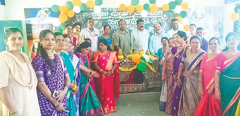 ಹನಗೋಡು ಸರ್ಕಾರಿ ಪ್ರೌಢಶಾಲೆಯಲ್ಲಿ ಪೋಷಣ್ ಮಾಸಚರಣೆ ಹಾಗೂ ಗರ್ಭಿಣಿಯರಿಗೆ ಫಲತಾಂಬೂಲ ನೀಡಿ ಸೀಮಂತ ನೆರವೇರಿಸಿದ ಗಣ್ಯರು.