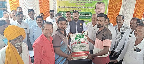 ಹುನಗುಂದ ಪಟ್ಟಣದ ರೈತ ಸಂಪರ್ಕ ಕೇಂದ್ರದಲ್ಲಿ ರೈತರಿಗೆ ಸಣ್ಣ ಕೈಗಾರಿಕೆ ಹಾಗೂ ಸಾರ್ವಜನಿಕ ಉದ್ದಿಮೆಗಳ ಸಚಿವ ವಿಜಯಾನಂದ ಕಾಶಪ್ಪನವರ ಬಿತ್ತನೆ ಬೀಜ ವಿತರಿಸಿದರು. ಕೃಷಿಕ ಸಮಾಜದ ತಾಲೂಕು ಅಧ್ಯಕ್ಷ ಸಂಜೀವ ಜೋಶಿ, ನಿರ್ದೇಶಕ ರಾದ ಪ್ರಭು ಇದ್ದಲಗಿ, ವಿಜಯಮಹಾಂತೇಶ ಮಲಗಿಹಾಳ ಇತರರಿದ್ದರು.