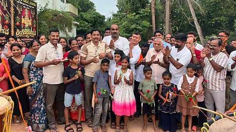 ನರ್ನಾಡು ಮದಗ ಲೇಔಟ್ನಲ್ಲಿ ನೂತನ ಕಾಂಕ್ರೀಟ್ ರಸ್ತೆಯನ್ನು ಯಶ್ಪಾಲ್ ಸುವರ್ಣ ಉದ್ಘಾಟಿಸಿದರು. ರಾಜೀವ್ ಕುಲಾಲ್, ಮಹೇಶ್ ಕೋಟ್ಯಾನ್, ಶರತ್ ಪೂಜಾರಿ, ಹರೀಶ್ ಅಮೀನ್, ಚನ್ನಕೇಶವ ಭಟ್, ಲೇಔಟ್ನ ನಾಗರಿಕರು, ಚಿಣ್ಣರು ಇದ್ದರು.