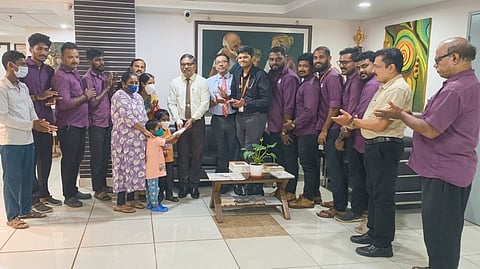 ಉಡುಪಿ ಮಣಿಪಾಲದ ಕಸ್ತೂರ್ಬಾ ಆಸ್ಪತ್ರೆಯಲ್ಲಿ ಕ್ಯಾನ್ಸರ್ ಚಿಕಿತ್ಸೆ ಪಡೆಯುತ್ತಿರುವ ಮಕ್ಕಳ ಕುಟುಂಬಕ್ಕೆ ಆರ್ಥಿಕ ನೆರವು ಹಸ್ತಾಂತರಿಸಲಾಯಿತು. ಡಾ. ಅವಿನಾಶ್ ಶೆಟ್ಟಿ, ರಾ, ದಿನೇಶ್ ಹಾಗೂ ಸಿಬ್ಬದಿ ಇದ್ದರು.