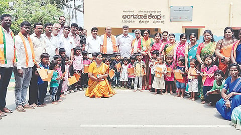 ತಿ.ನರಸೀಪುರ ಪಟ್ಟಣದ ಬೈರಾಪುರ ಅಂಗನವಾಡಿ ಕೇಂದ್ರದಲ್ಲಿ ಗುರುವಾರ ವರುಣ ಬಿಜೆಪಿ ಮಹಿಳಾ ಮೋರ್ಚಾ ವತಿಯಿಂದ ಸೇವಾ ಸಂಕಲ್ಪ ಕಾರ್ಯಕ್ರಮವನ್ನು ಆಯೋಜಿಸಲಾಗಿತ್ತು. ತೋಟದಪ್ಪ ಬಸವರಾಜು, ಹೆಳವರಹುಂಡಿ ಸಿದ್ದಪ್ಪ, ನಗರ್ಲೆ ಮಹದೇವಸ್ವಾಮಿ, ಶರತ್ ಪುಟ್ಟಬುದ್ದಿ, ಕಿರಗಸೂರು ಮಹದೇವಸ್ವಾಮಿ, ಲಕ್ಷ್ಮೀ, ಪ್ರಪುಲ್ಲ ಇತರರು ಇದ್ದರು.