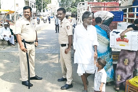 ಕಕ್ಕೇರಾ ಪಟ್ಟಣದಲ್ಲಿ ಕಳೆದ ವಾರ ಬುಧವಾರ ಸಂತೆಯಲ್ಲಿ ವ್ಯಾಪಾರಸ್ಥರು ರಸ್ತೆ ಮೇಲೆ ಅಡ್ಡಾದಿಡ್ಡಿಯಾಗಿ ತಳ್ಳುಬಂಡಿ ಮತ್ತು ಬೈಕ್ ನಿಲ್ಲಿಸಿ ವ್ಯಾಪಾರ-ವಹಿವಾಟು ಮಾಡುತ್ತಿರುವುದರಿಂದ ವಾಹನಗಳ ಸುಗಮ ಸಂಚಾರಕ್ಕಾಗಿ ಪರದಾಡುವುದನ್ನ ತಪ್ಪಿಸಲು ಪೊಲೀಸರು ಈ ವಾರದ ಬುಧವಾರ ಸಂತೆಯಲ್ಲಿ ಬೆಳಗ್ಗೆಯಿಂದ ಟ್ರಾಫಿಕ್ ಸಮಸ್ಯೆಯಾಗದಂತೆ ಕ್ರಮ ಕೈಗೊಂಡರು.