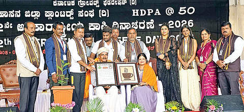 ಹಾಸನ ಜಿಲ್ಲಾ ಬೆಳೆಗಾರರ ಸಂಘ ಆಯೋಜಿಸಿದ್ದ ಅಂತಾರಾಷ್ಟ್ರೀಯ ಕಾಫಿ ದಿನಾಚರಣೆಯನ್ನು ಸಂಸದ ಶ್ರೇಯಸ್ ಪಟೇಲ್ ಉದ್ಘಾಟಿಸಿದರು. ಶಾಸಕ ಸೀಮೆಂಟ್ ಮಂಜು ಉಪಸ್ಥಿತರಿದ್ದರು.