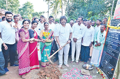 ಚಂದ್ರಗುತ್ತಿಯಲ್ಲಿ ರಸ್ತೆ ಡಾಂಬರೀಕರಣ ಮಾಡುವ ಕಾಮಗಾರಿಗೆ ಸಚಿವ ಮಧು ಬಂಗಾರಪ್ಪ ಶಂಕುಸ್ಥಾಪನೆ ನೆರವೇರಿಸಿದರು. ಜಯಶೀಲಗೌಡ, ಎಚ್.ಗಣಪತಿ, ಅಣ್ಣಪ್ಪ, ಸದಾನಂದಗೌಡ ಬಿಳಗಲಿ, ಎಂ.ಡಿ.ಶೇಖರ್ ಇತರರಿದ್ದರು