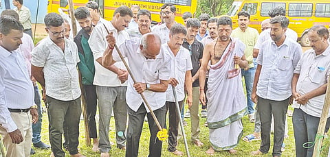 ಶೃಂಗೇರಿಯಲ್ಲಿ ಹಿಂದುಳಿದ ವರ್ಗಗಳ ಬಾಲಕಿಯರ ವಿದ್ಯಾರ್ಥಿ ನಿಲಯ ನಿರ್ಮಾಣಕ್ಕೆ ಶಾಸಕ ಟಿ.ಡಿ.ರಾಜೇಗೌಡ ಭೂಮಿಪೂಜೆ ನೆರವೇರಿಸಿದರು. ಶಿವಮೂರ್ತಿ, ಪುಟ್ಟಪ್ಪ ಹೆಗಡೆ, ನಟರಾಜ್ ಇತರರಿದ್ದರು.