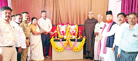 ರಾಷ್ಟ್ರೀಯ ಹಬ್ಬಗಳ ಆಚರಣಾ ಸಮಿತಿಯಿಂದ ಬೇಲೂರು ಪಟ್ಟಣದ ತಾಲೂಕು ಕಚೇರಿಯಲ್ಲಿ ಆಯೋಜಿಸಿದ್ದ ಮಹಾತ್ಮ ಗಾಂಧಿ ಹಾಗೂ ಲಾಲ್ ಬಹಾದೂರ್ ಶಾಸ್ತ್ರಿ ಜನ್ಮದಿನವನ್ನು ಗಣ್ಯರು ಉದ್ಘಾಟಿಸಿದರು.