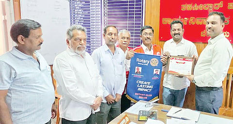 ರೋಟರಿ ಕ್ಲಬ್ನಿಂದ ಆಯೋಜಿಸಿದ್ದ ರಕ್ತದಾನ ಶಿಬಿರದಲ್ಲಿ 56 ಯೂನಿಟ್ ರಕ್ತ ಸಂಗ್ರಹಿಸಿದ್ದಕ್ಕಾಗಿ ರೋಟರಿ ಕ್ಲಬ್ ಅಧ್ಯಕ್ಷ ಬಿ.ಬಿ.ಶಿವರಾಜ್ಗೆ ತಹಸೀಲ್ದಾರ್ ಶ್ರೀಧರ್ ಕಂಕನವಾಡಿ ಪ್ರಶಂಸ ಪತ್ರ ವಿತರಿಸಿದರು. ಬಿ.ಬಿ.ಶಿವರಾಜು, ಪುರಸಭೆ ಮುಖ್ಯಾಧಿಕಾರಿ ಬಸವರಾಜ ಶಿಗ್ಗಾವಿ, ಮಾಜಿ ರೋಟರಿ ಕ್ಲಬ್ ಅಧ್ಯಕ್ಷ ಬಿ.ಎಂ.ರಂಗನಾಥ್, ರೆಡ್ಕ್ರಾಸ್ ಸಂಸ್ಥೆ ಕಾರ್ಯದರ್ಶಿ ಧನಂಜಯ್, ಉಪಾಧ್ಯಕ್ಷ ಸುಲೈಮಾನ್, ಸಿದ್ದೇಗೌಡ, ರೋಟರಿ ಕ್ಲಬ್ ಸದಸ್ಯರು ಸೇರಿದಂತೆ ಇತರರಿದ್ದರು.